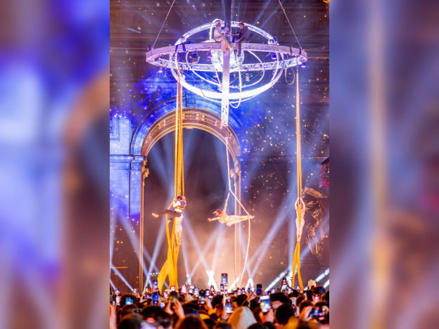 Spectacle du Nouvel An sur l'Arc de Triomphe des Champs-Elysées 2024 - 3R2A3575 Avec accentuation Bruit 2