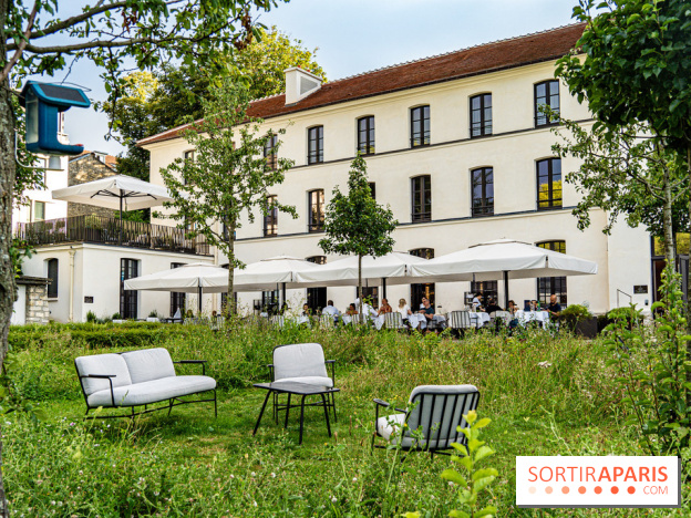 La terrasse dans un jardin avec vue Tour Eiffel du Marguerite 1606 au Domaine de la Reine Margot -  A7C1337