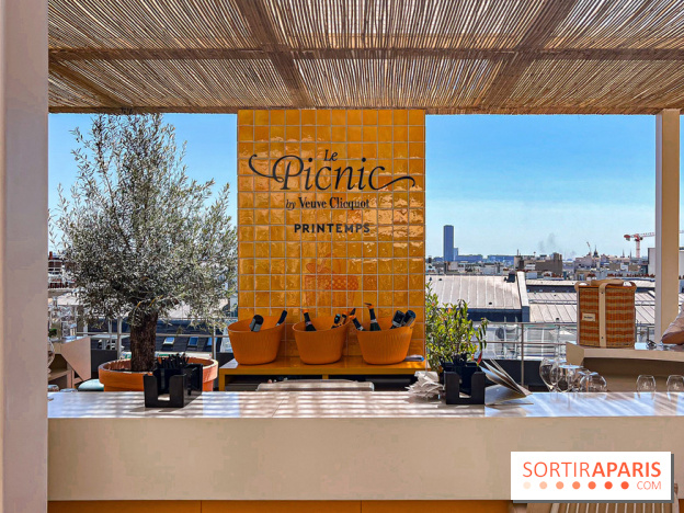 La terrasse estivale du Printemps Haussmann 2025 avec vue sur Paris et la Tour Eiffel