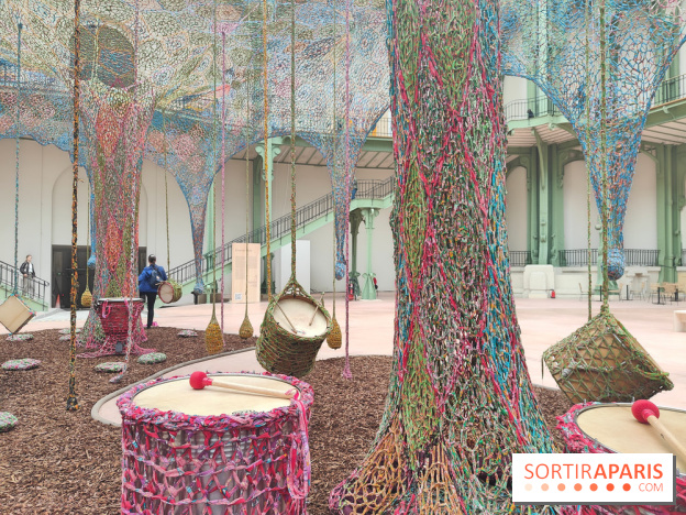 Ernesto Neto tisse une nouvelle installation monumentale gratuite au Grand Palais, nos photos