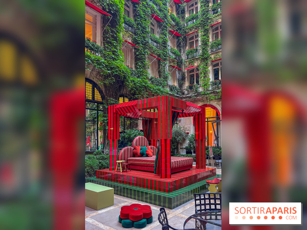 Plaza Athénée : une installation design XXL gratuite signée Uchronia exposée dans la cour du palace