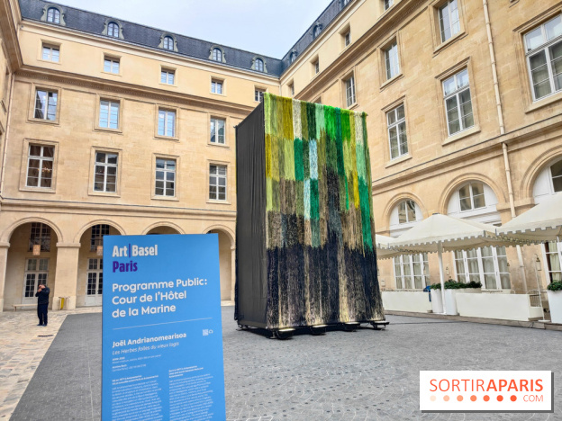 Art Basel Paris 2025 : une installation textile installée dans la cour de l'Hôtel de la Marine - fotor 1760090337078