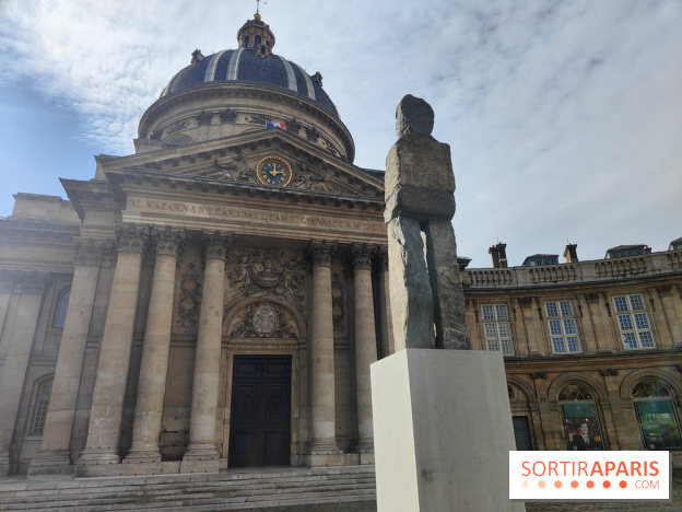 Art Basel Paris 2025 : un totem monumental installé sur le parvis de l'Institut de France