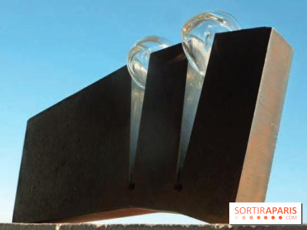 Rémi FAVIER , Bulles, 2013, acier et verre, 15 x 40 x 6 cm