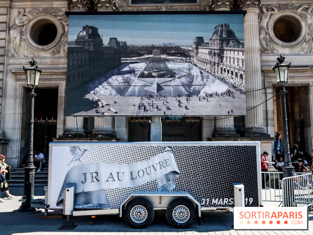 JR investit la place de la Pyramide du Louvre pour ses 30 ans