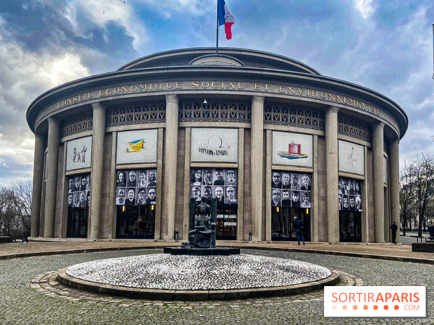 JR installe des portraits sur le Palais d'Iéna