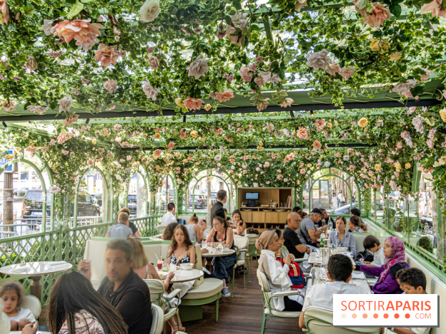 La terrasse fleurie de Ladurée à Paris sur les Champs-Elysées