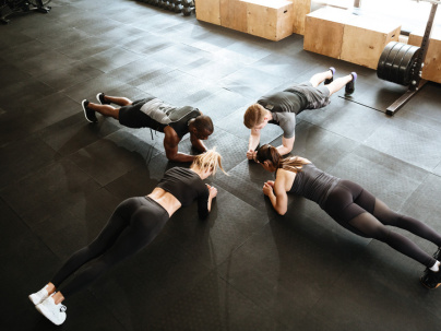 Gymlib, l'accès au sport pour le bien être de votre entreprise - Abdos fessier shutterstock 700042522