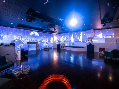 Un nouvel an près de l'Arc de Triomphe, sur les Champs Elysées - image0