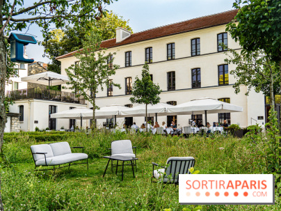 La terrasse dans un jardin avec vue Tour Eiffel du Marguerite 1606 au Domaine de la Reine Margot -  A7C1337