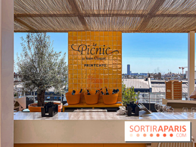 La terrasse estivale du Printemps Haussmann 2025 avec vue sur Paris et la Tour Eiffel