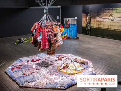 Exposition de vêtements-images de Chalisée Naamani au Palais de Tokyo