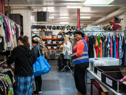 La braderie solidaire du Secours populaire de Paris - Boutique vestimentaire SPF 2025 3