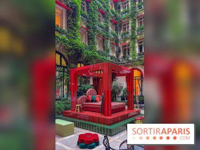 Plaza Athénée : une installation design XXL gratuite signée Uchronia exposée dans la cour du palace