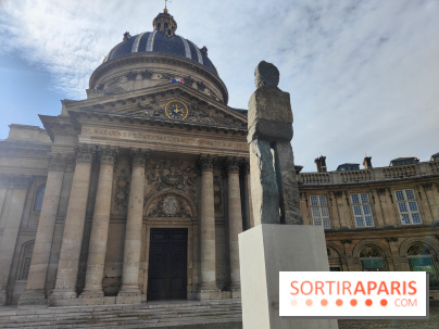 Art Basel Paris 2025 : un totem monumental installé sur le parvis de l'Institut de France