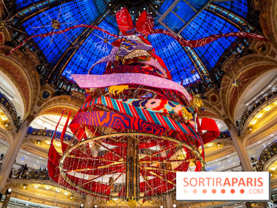 Vitrines et sapin de Noël des Galeries Lafayettes avec Clara Luciani - photos