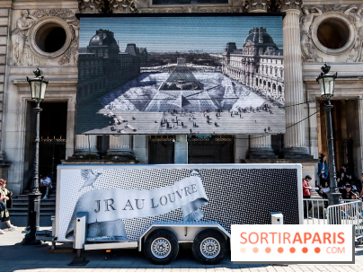 JR investit la place de la Pyramide du Louvre pour ses 30 ans