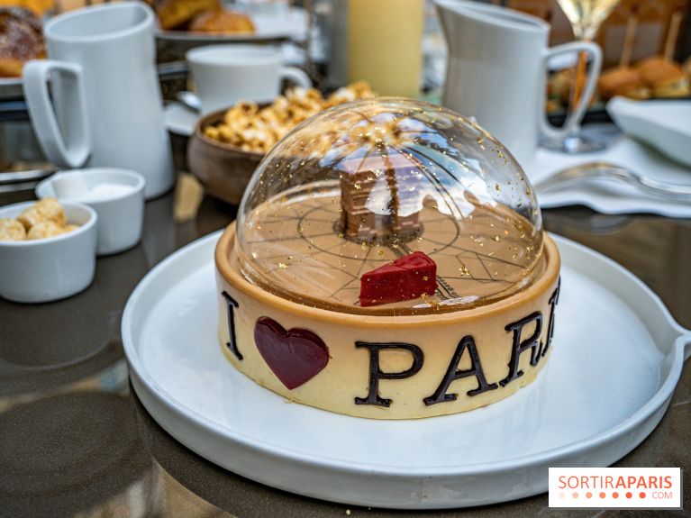 La Bûche de Noël 2022 de l'Hôtel Fouquet's paris par Anthony Coquereau