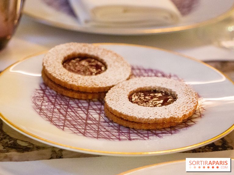 Tea Time de Noël 2022 à l'Hotel de Crillon : lunettes