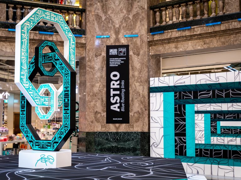 Astro impose l’Urban Art Fair dans l'atrium des Galeries Lafayette Champs-Elysées - credit photo   Lionel Belluteau   unœilquitraine   Astro   Urban Art Fair 002