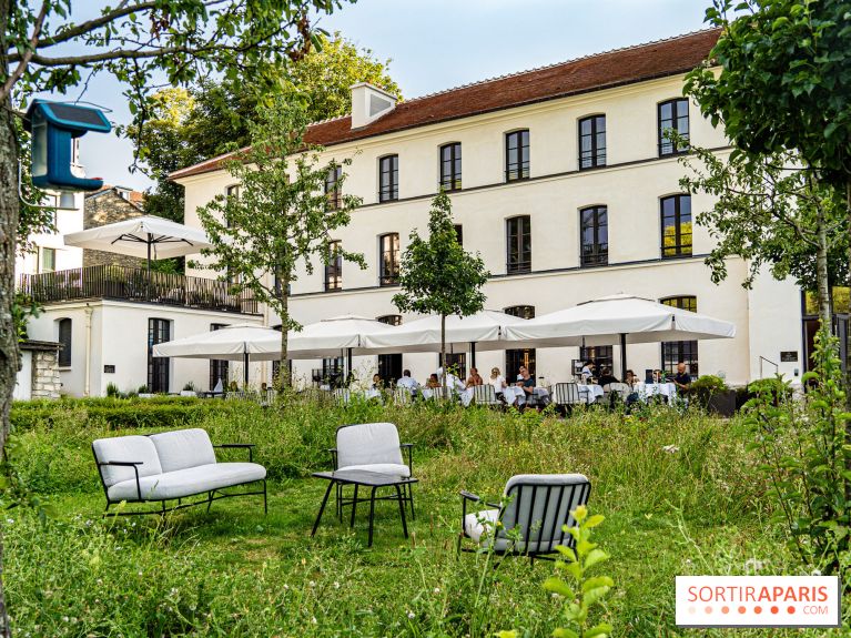 La terrasse dans un jardin avec vue Tour Eiffel du Marguerite 1606 au Domaine de la Reine Margot -  A7C1337