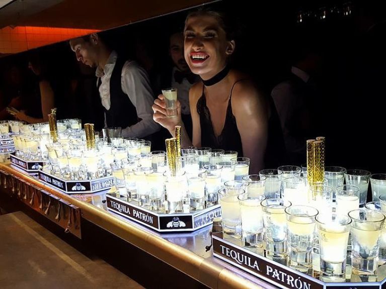 Soirée Halloween 2024 sur un bateau près de la Tour Eiffel ! - angie 60