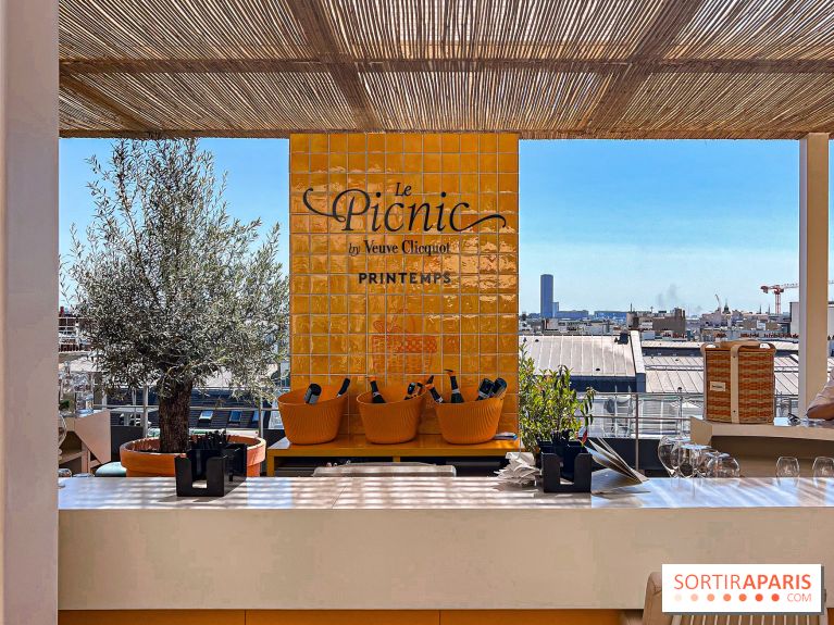 La terrasse estivale du Printemps Haussmann 2025 avec vue sur Paris et la Tour Eiffel