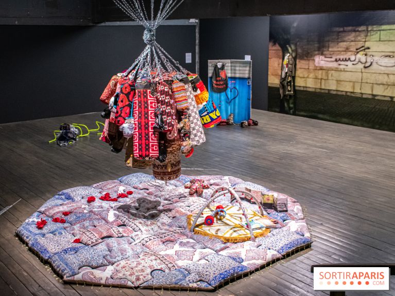 Exposition de vêtements-images de Chalisée Naamani au Palais de Tokyo
