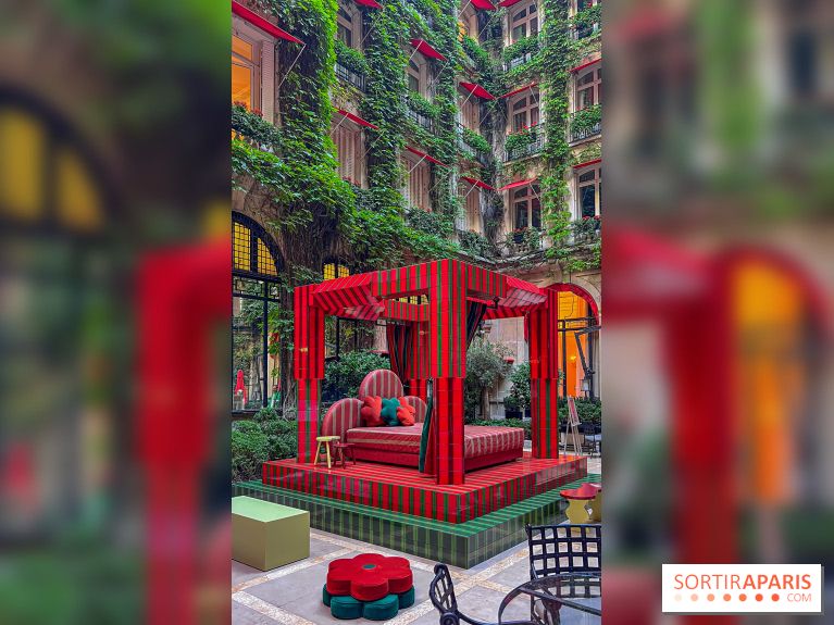 Plaza Athénée : une installation design XXL gratuite signée Uchronia exposée dans la cour du palace