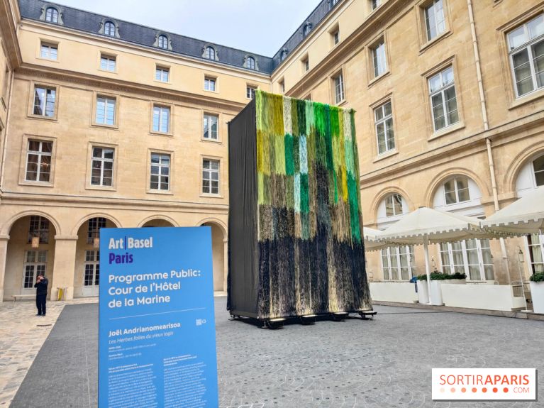 Art Basel Paris 2025 : une installation textile installée dans la cour de l'Hôtel de la Marine - fotor 1760090337078