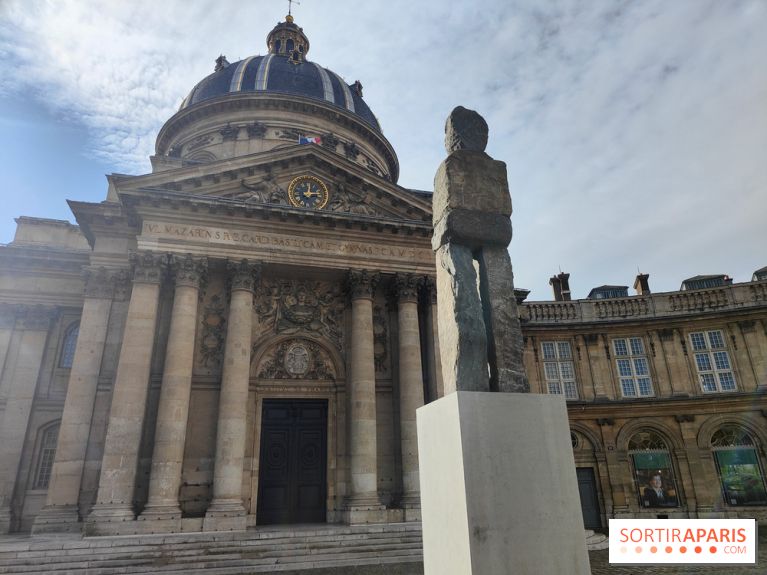 Art Basel Paris 2025 : un totem monumental installé sur le parvis de l'Institut de France