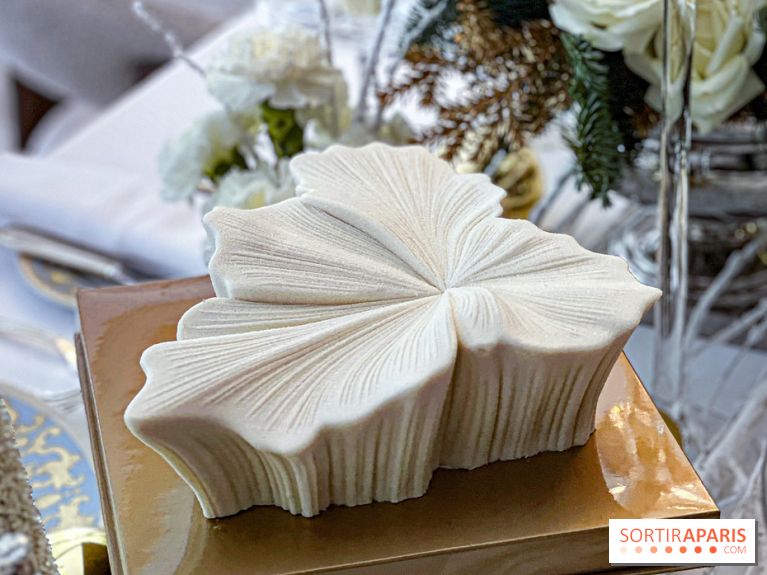 Bûche de Noël Fleur de Vanille du Shangri-La Paris 2025 par Timothy Lan, une création haute couture