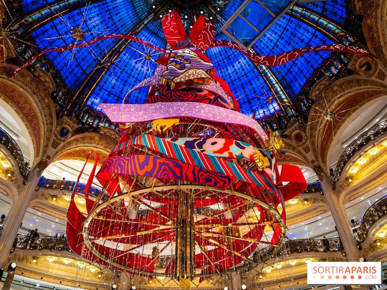 Vitrines et sapin de Noël des Galeries Lafayettes avec Clara Luciani - photos