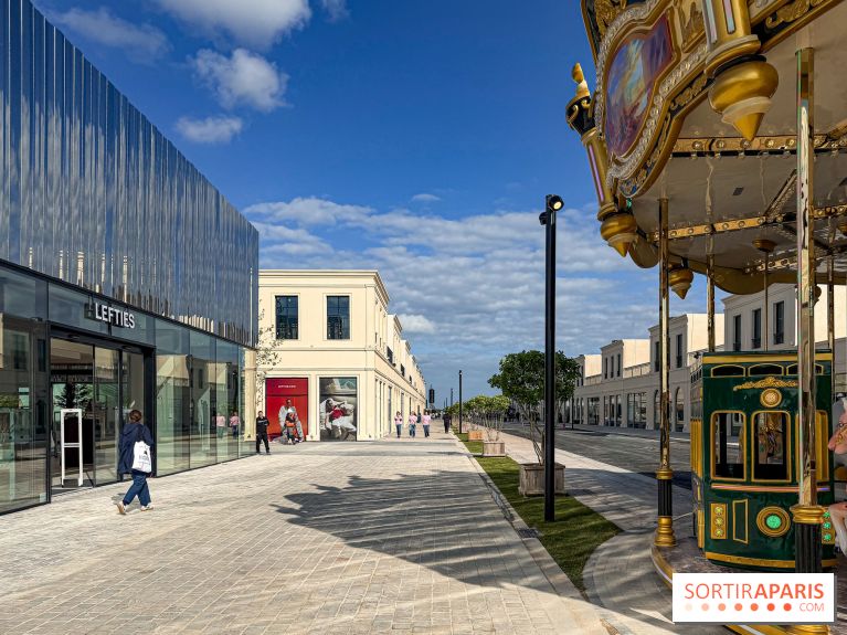 Valvert Croix Blanche : le complexe shopping-loisirs XXL en Essonne avec fontaine et parc à dinosaures