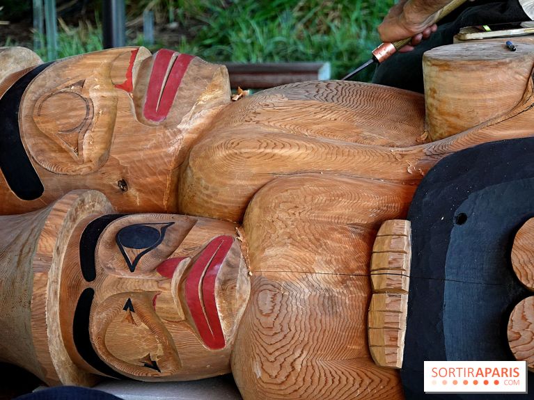 Un mât héraldique installé dans le jardin du musée du Quai Branly
