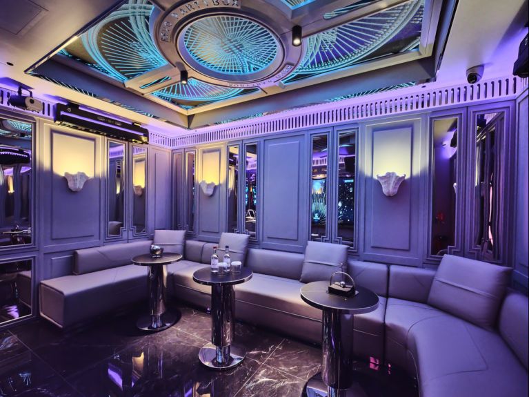 REVO PartyBox à Bastille : karaoké immersif et salons privatifs à Paris - 09bfc21156fe6446d6a44035a0cce973