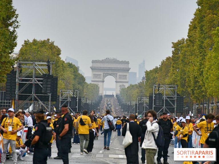 En images : la messe géante sur les Champs-Elysées du Pape Léon XIV