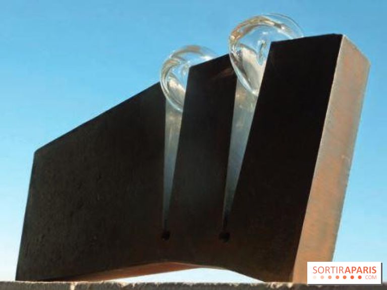 Rémi FAVIER , Bulles, 2013, acier et verre, 15 x 40 x 6 cm