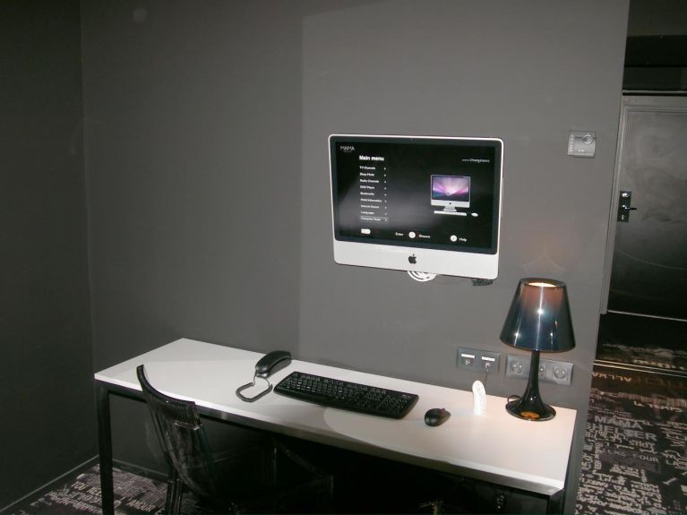 Imac accroché dans chaque chambre