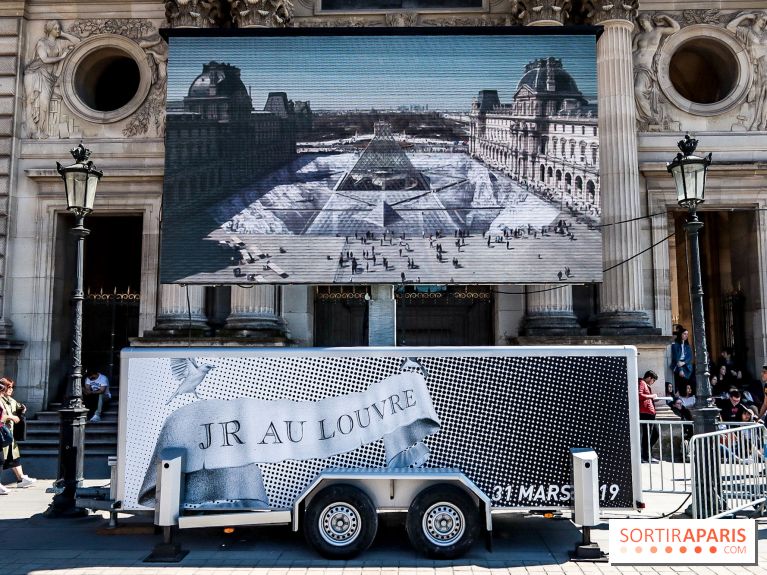 JR investit la place de la Pyramide du Louvre pour ses 30 ans