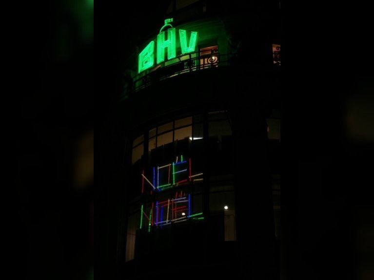 Le BHV illuminé par Beth Ditto et Jean-Charles de Castelbajac - Noël 2009