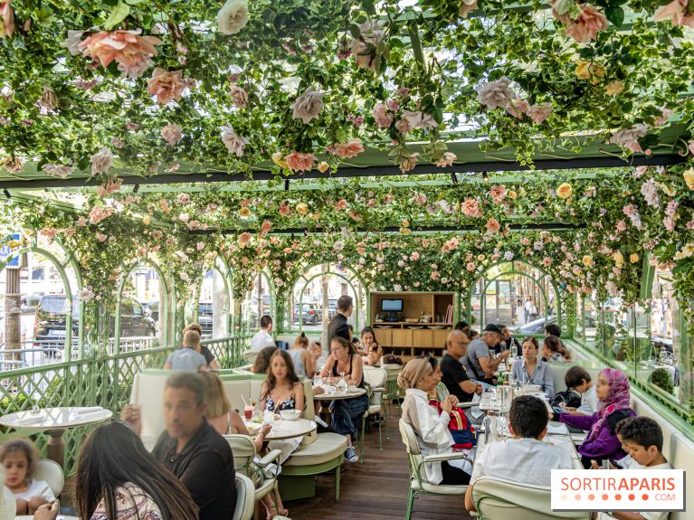 La terrasse fleurie de Ladurée à Paris sur les Champs-Elysées
