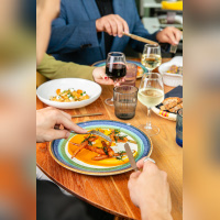 Le bar & restaurant Solis vous propose un voyage en Méditerranée à quelques pas de l’Arc de Triomphe