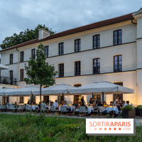 La terrasse dans un jardin avec vue Tour Eiffel du Marguerite 1606 au Domaine de la Reine Margot -  A7C1370