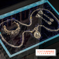Bijoux de scène de l'Opéra de Paris : l'exposition de parures merveilleuses au Palais Garnier