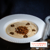 Monsieur Claude, le restaurant par Danny Khezzar à Rueil dans le 92 - LE VELOUTÉ Velouté de topinambours, fève de tonka, chèvre frais ail & fines herbes et chips de panais