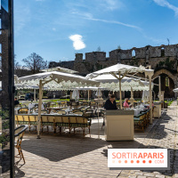 Les Chasses, le restaurant insolite avec une superbe terrasse à l'Abbaye des vaux de Cernay dans les Yvelines