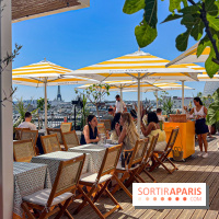 La terrasse estivale du Printemps Haussmann 2025 avec vue sur Paris et la Tour Eiffel