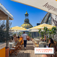 La terrasse estivale du Printemps Haussmann 2025 avec vue sur Paris et la Tour Eiffel