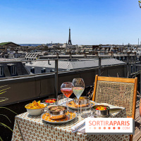 La terrasse estivale du Printemps Haussmann 2025 avec vue sur Paris et la Tour Eiffel